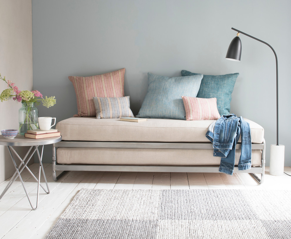 Foto di un soggiorno contemporaneo di medie dimensioni con pareti blu e parquet chiaro