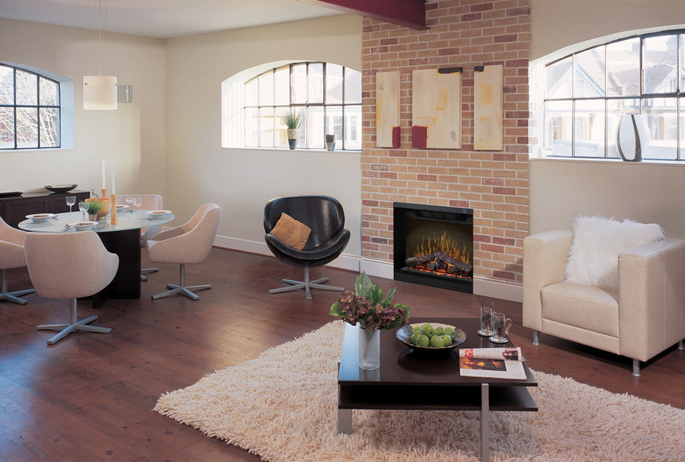 Exemple d'un salon tendance de taille moyenne et ouvert avec un mur beige, un sol en bois brun, une cheminée standard, un manteau de cheminée en brique et un sol marron.