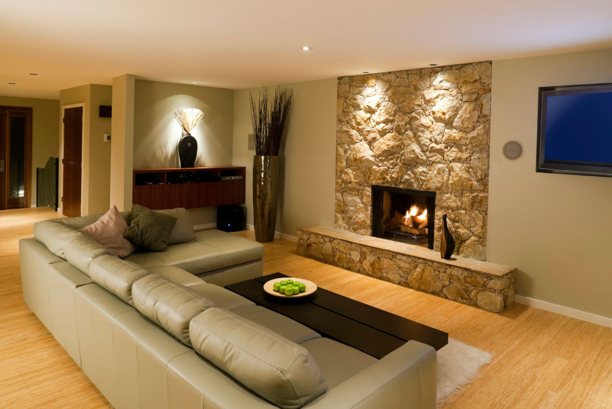 Exemple d'un salon asiatique de taille moyenne avec un mur beige, parquet clair, un manteau de cheminée en pierre et un sol beige.