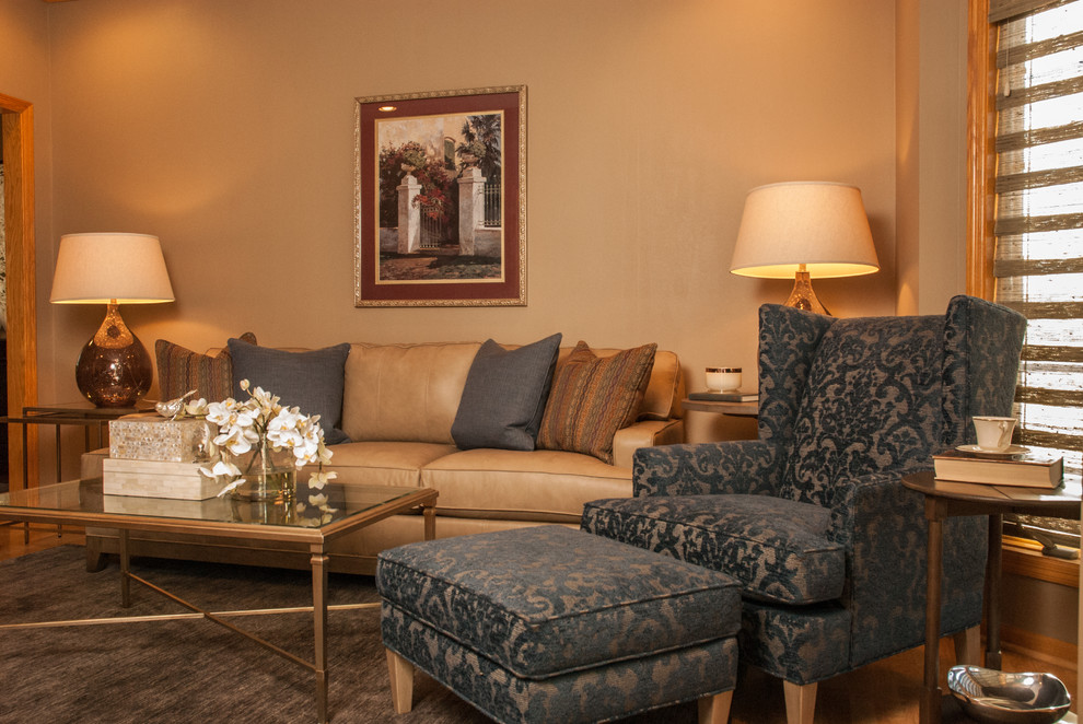 Esempio di un soggiorno classico di medie dimensioni e chiuso con pareti beige e pavimento in laminato