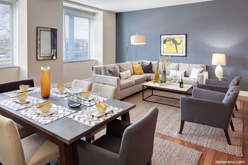 Foto di un soggiorno moderno aperto con sala formale, pareti blu e pavimento in legno massello medio