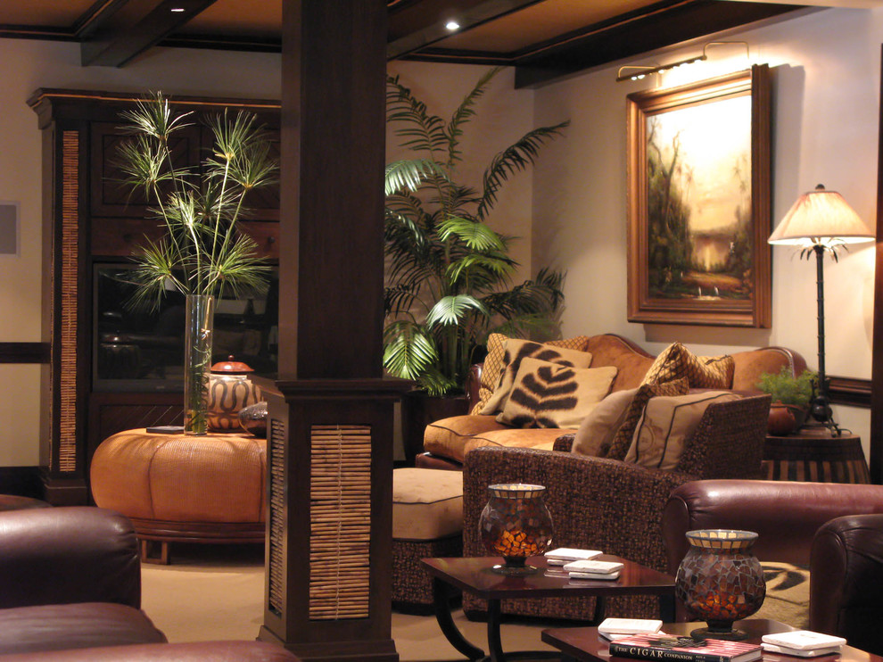 Diseño de salón para visitas cerrado tropical de tamaño medio sin chimenea con paredes blancas, moqueta, televisor colgado en la pared y suelo beige