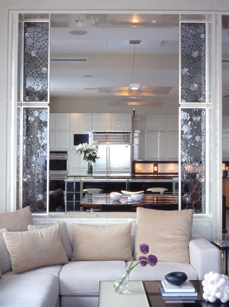 На фото: открытая гостиная комната в современном стиле с белыми стенами