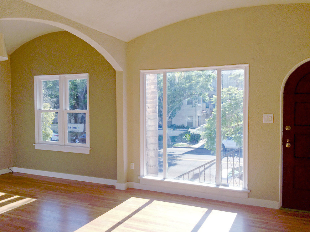 Kleines, Offenes Mediterranes Wohnzimmer mit beiger Wandfarbe und hellem Holzboden in San Diego