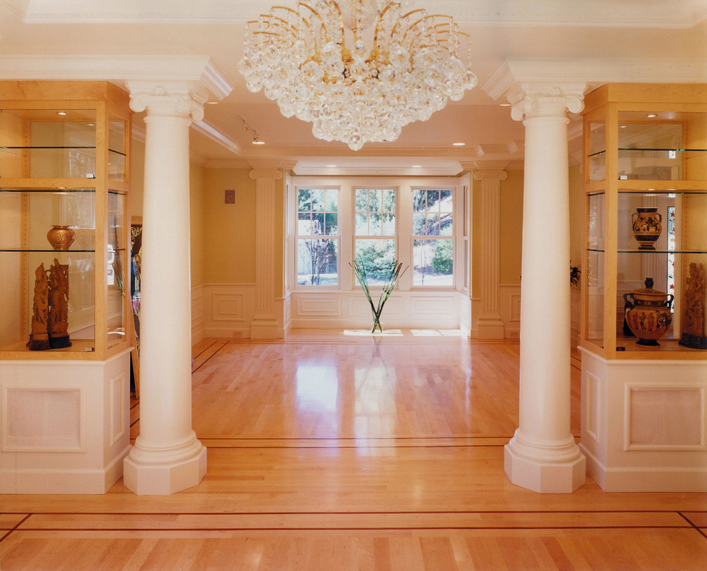Imagen de salón para visitas abierto clásico extra grande sin chimenea y televisor con paredes beige, suelo de madera clara y suelo amarillo