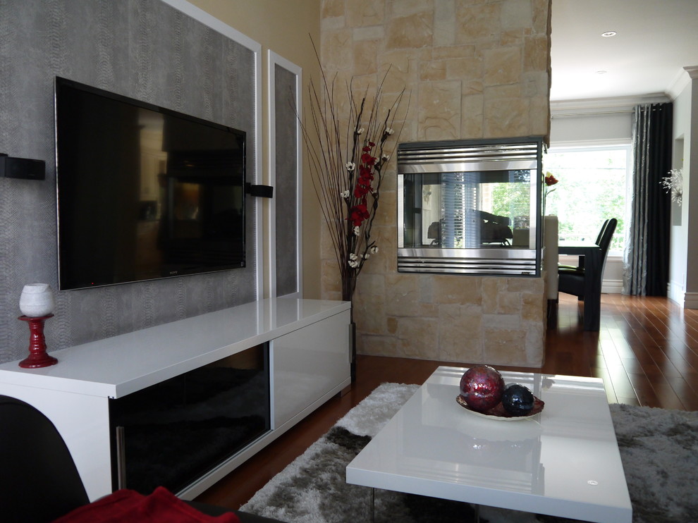 Bild på ett stort funkis allrum med öppen planlösning, med ett finrum, beige väggar, mellanmörkt trägolv, en dubbelsidig öppen spis, en spiselkrans i trä och en väggmonterad TV