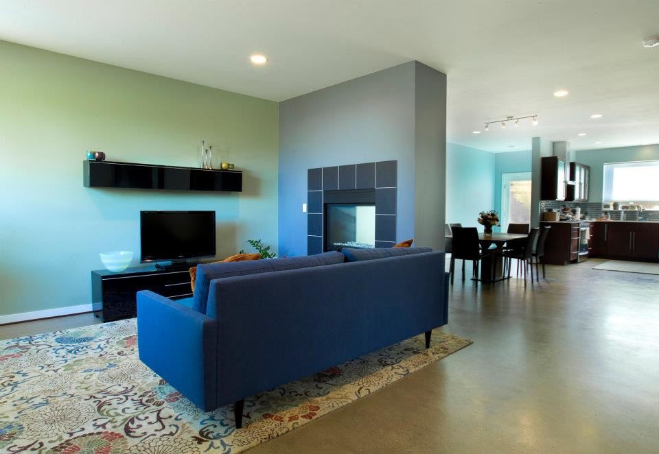 Mittelgroßes, Offenes Modernes Wohnzimmer ohne Kamin mit grüner Wandfarbe, freistehendem TV und gefliester Kaminumrandung in Seattle