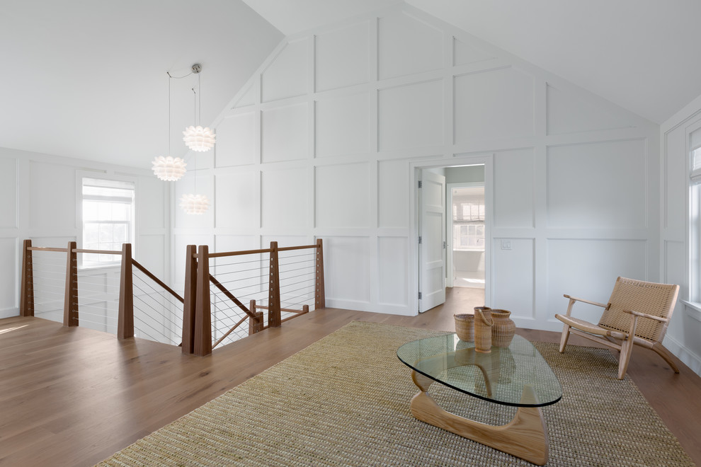 Пример оригинального дизайна: двухуровневая гостиная комната среднего размера в морском стиле с белыми стенами и светлым паркетным полом без камина, телевизора