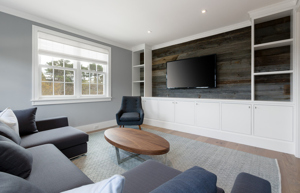 Idee per un soggiorno stile marino di medie dimensioni e chiuso con pareti grigie, parquet chiaro, nessun camino e TV a parete