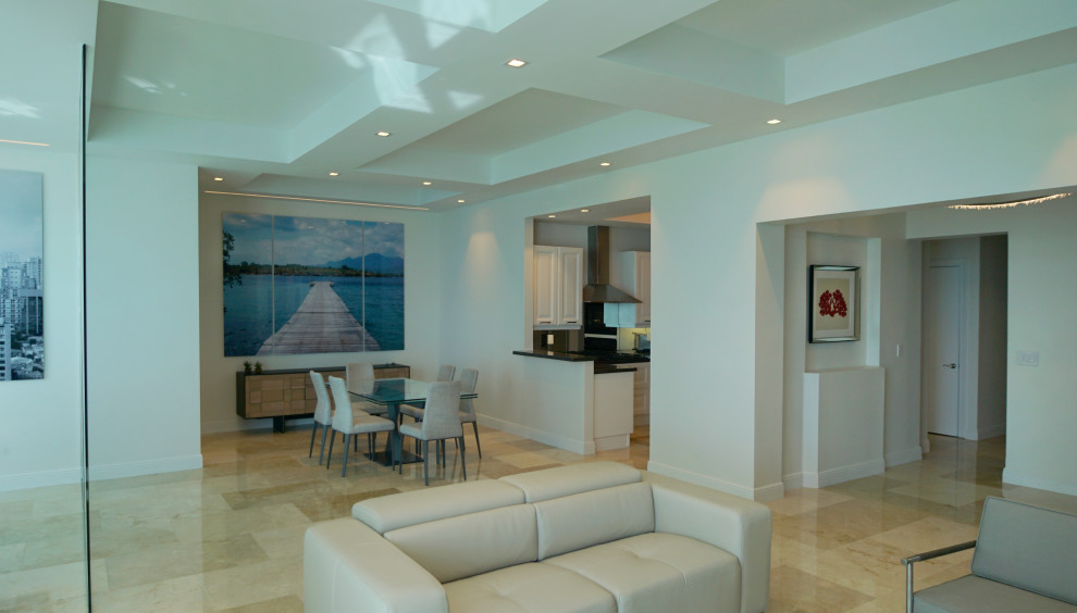 Esempio di un soggiorno moderno di medie dimensioni e aperto con pareti bianche, pavimento in gres porcellanato, nessun camino, TV a parete e pavimento beige
