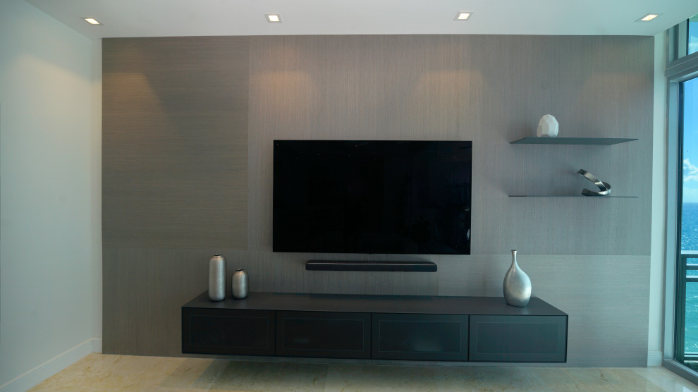 Inredning av ett modernt mellanstort allrum med öppen planlösning, med vita väggar, klinkergolv i porslin, en väggmonterad TV och beiget golv