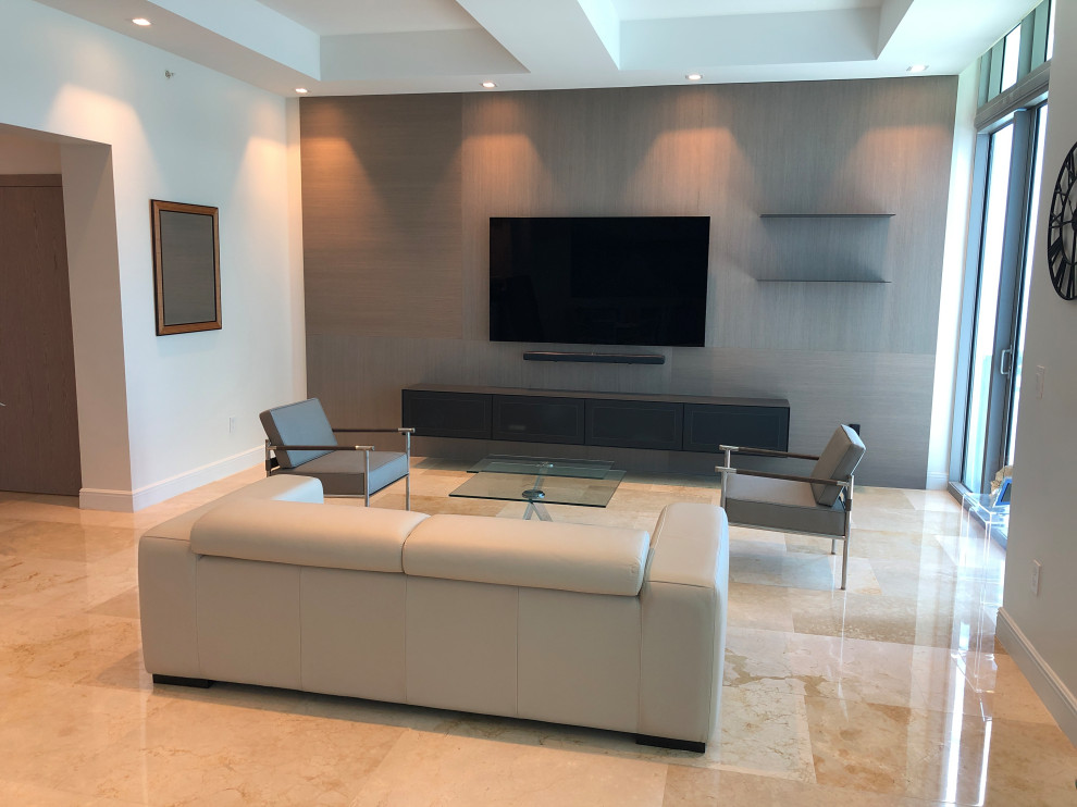 Foto di un soggiorno moderno di medie dimensioni e aperto con pareti bianche, pavimento in gres porcellanato, nessun camino, TV a parete e pavimento beige