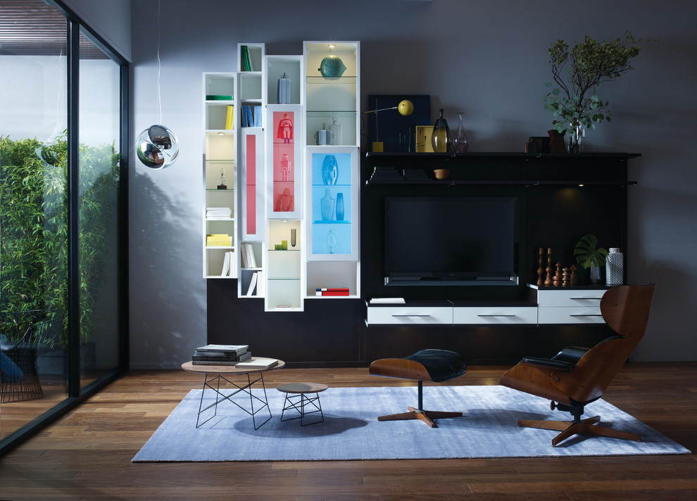 Idéer för mellanstora funkis separata vardagsrum, med grå väggar, mörkt trägolv och en fristående TV