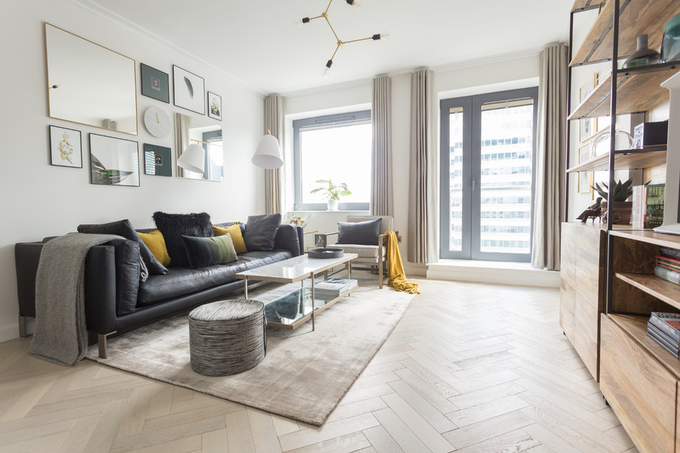 Mittelgroßes, Fernseherloses Modernes Wohnzimmer ohne Kamin mit weißer Wandfarbe, hellem Holzboden und weißem Boden in Sonstige
