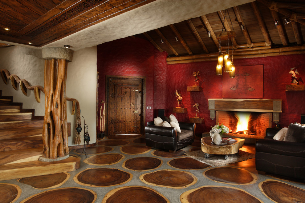На фото: гостиная комната в стиле фьюжн с красными стенами