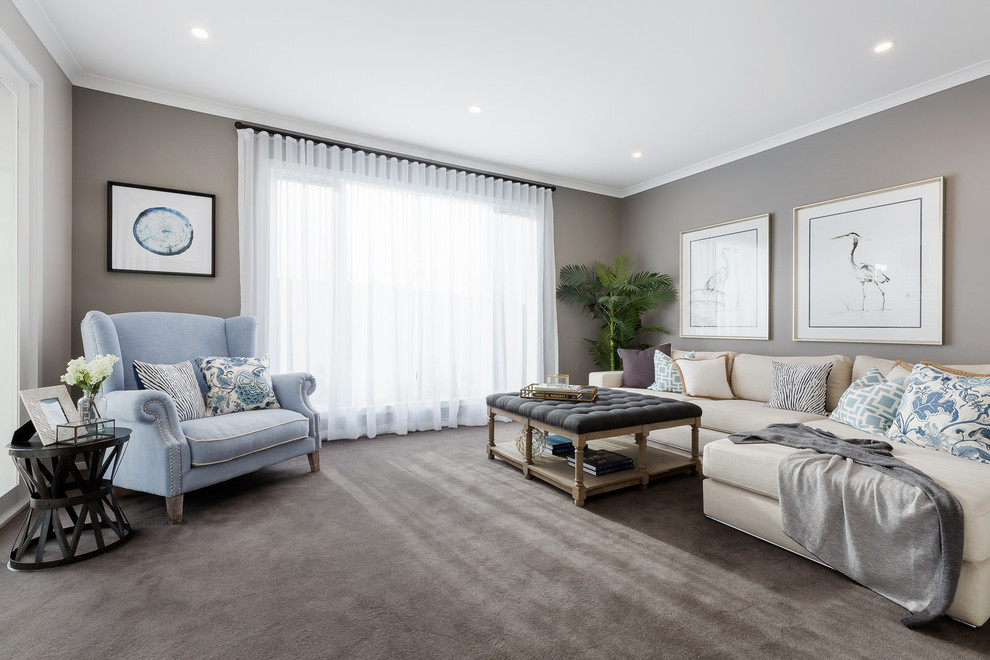 Abgetrenntes Maritimes Wohnzimmer mit beiger Wandfarbe, Teppichboden und braunem Boden in Sonstige