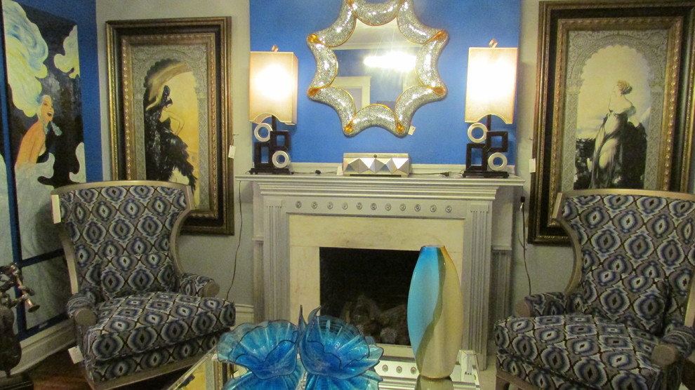 Idee per un soggiorno tradizionale con pareti blu e camino classico