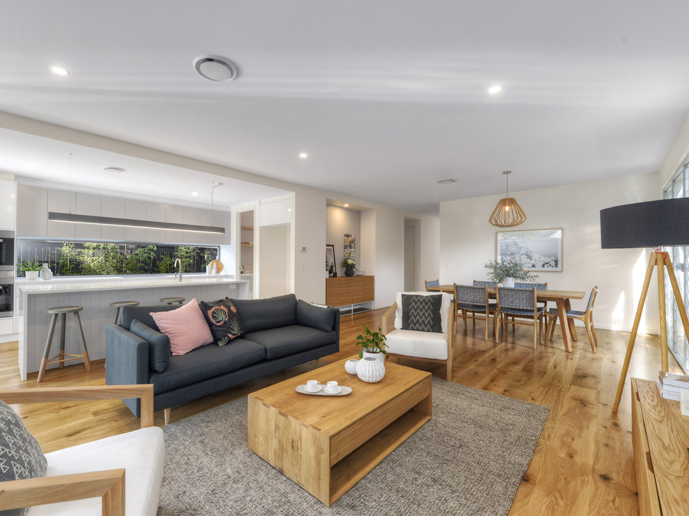 Abgetrenntes Klassisches Wohnzimmer mit weißer Wandfarbe, Teppichboden und freistehendem TV in Brisbane