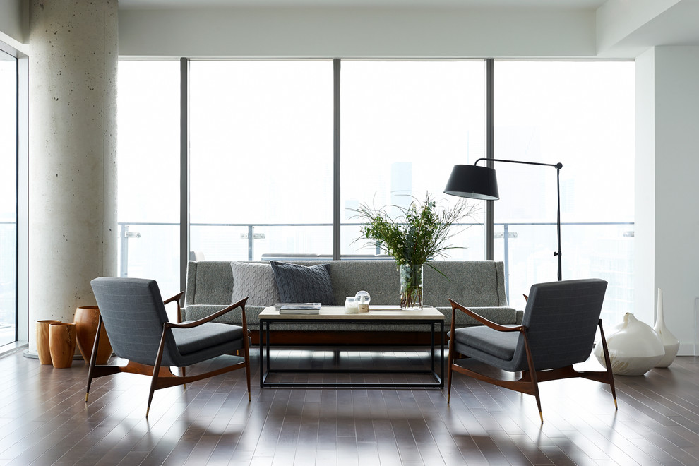 Ejemplo de salón tipo loft minimalista pequeño con suelo de madera en tonos medios y paredes blancas