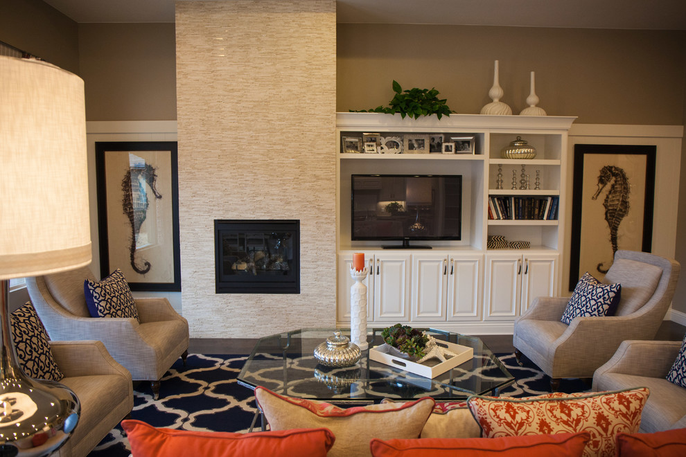 Mittelgroßes, Offenes Modernes Wohnzimmer mit brauner Wandfarbe, dunklem Holzboden, Kamin, gefliester Kaminumrandung und freistehendem TV in Salt Lake City