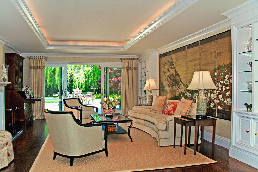 Ispirazione per un soggiorno classico di medie dimensioni e chiuso con sala formale, pareti beige e parquet scuro