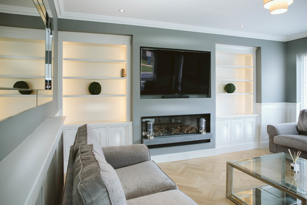 Стильный дизайн: гостиная комната среднего размера в современном стиле с серыми стенами и паркетным полом среднего тона - последний тренд