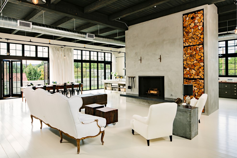 Ispirazione per un soggiorno industriale aperto con pareti grigie, pavimento in legno verniciato e camino classico