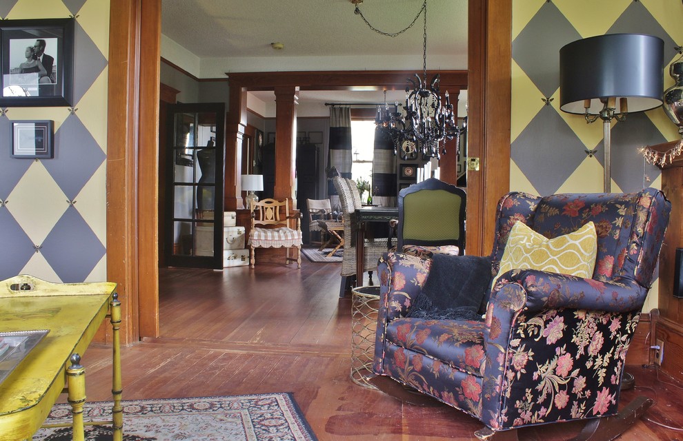 Cette photo montre un salon éclectique de taille moyenne et fermé avec un mur multicolore, un sol en bois brun, une cheminée standard et aucun téléviseur.