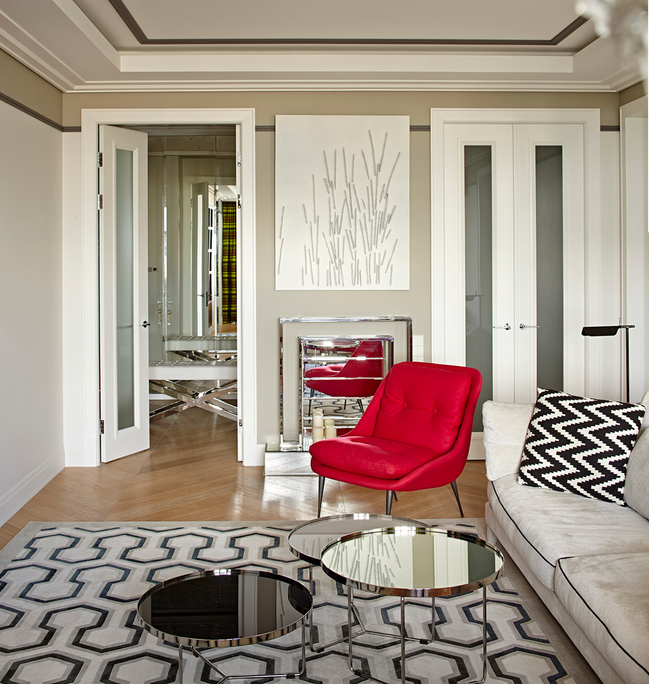 Источник вдохновения для домашнего уюта: парадная, открытая, объединенная гостиная комната среднего размера в современном стиле с телевизором на стене, белыми стенами и светлым паркетным полом