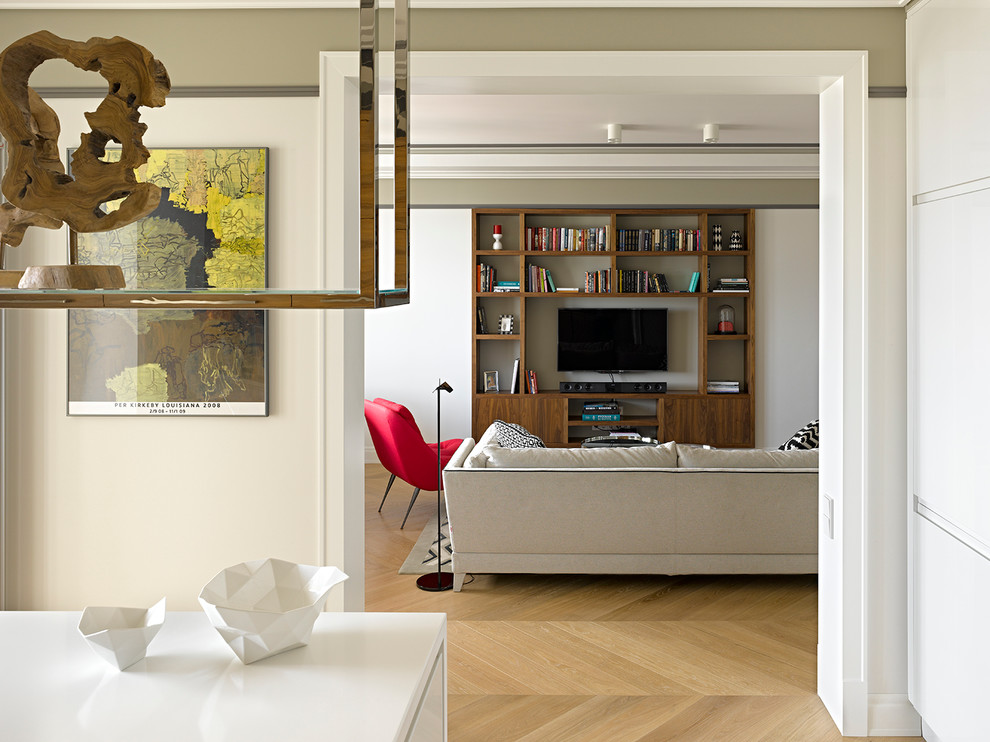 На фото: парадная, открытая, объединенная гостиная комната среднего размера в современном стиле с телевизором на стене, белыми стенами и светлым паркетным полом