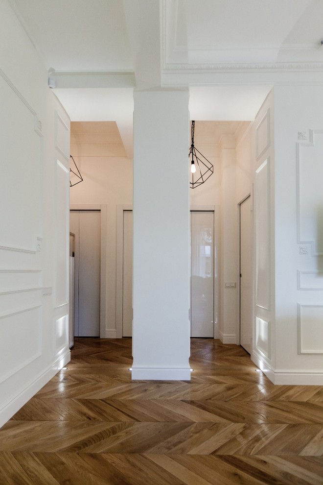 Esempio di un soggiorno di medie dimensioni e aperto con pareti bianche, pavimento in legno massello medio e TV a parete