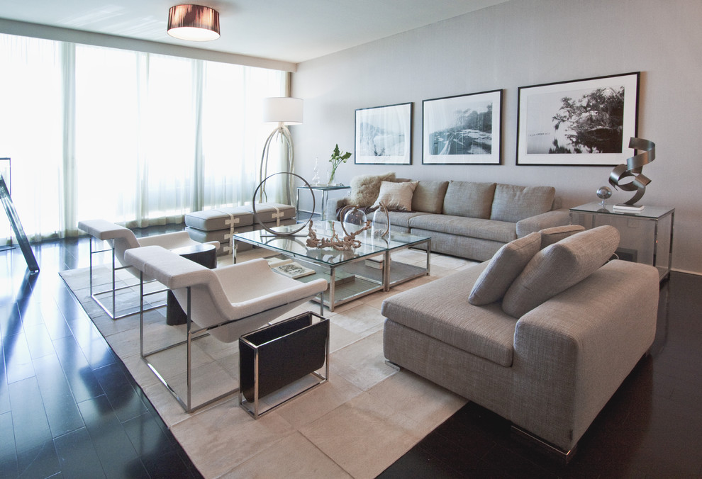 Großes Modernes Wohnzimmer mit grauer Wandfarbe in Miami