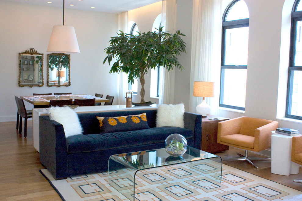 Свежая идея для дизайна: большая парадная, открытая гостиная комната в стиле модернизм с белыми стенами и ковровым покрытием без камина, телевизора - отличное фото интерьера