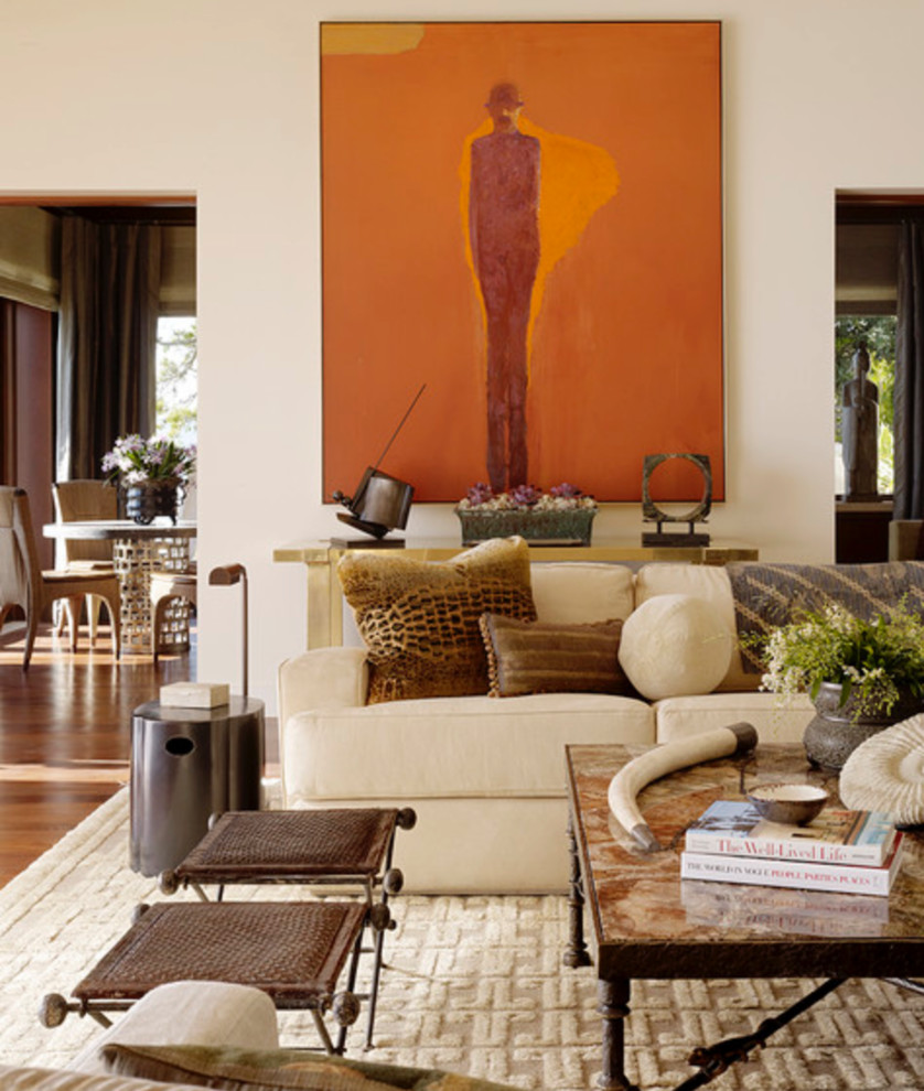 Foto di un grande soggiorno minimalista aperto con sala formale, pareti beige, moquette, nessun camino e nessuna TV