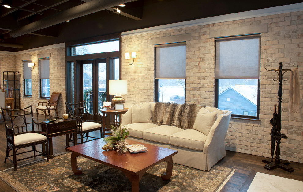 Foto di un soggiorno chic di medie dimensioni e aperto con sala formale, pareti bianche, pavimento in legno massello medio e camino classico
