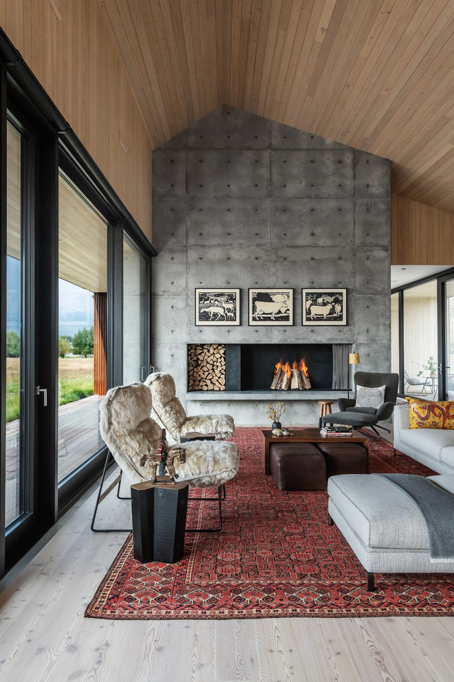 Offenes Modernes Wohnzimmer mit hellem Holzboden, Kamin und beigem Boden in Sonstige