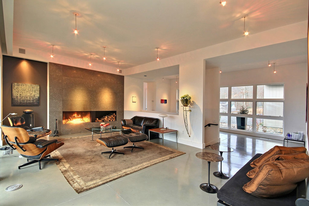 Идея дизайна: открытая гостиная комната среднего размера в стиле модернизм с белыми стенами, бетонным полом, горизонтальным камином, фасадом камина из плитки, серым полом, акцентной стеной и ковром на полу без телевизора