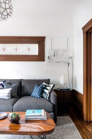 Exemple d'un salon tendance de taille moyenne et fermé avec un mur blanc, un sol en bois brun, aucune cheminée et un téléviseur indépendant.