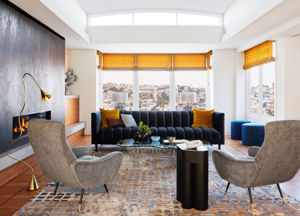 Repräsentatives, Fernseherloses Modernes Wohnzimmer mit weißer Wandfarbe, braunem Holzboden, Gaskamin, braunem Boden und eingelassener Decke in San Francisco