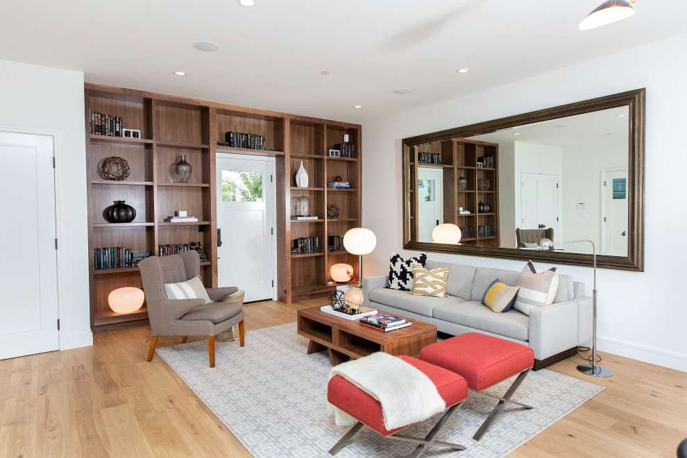 Idee per un soggiorno classico con pareti bianche, parquet chiaro e pavimento beige
