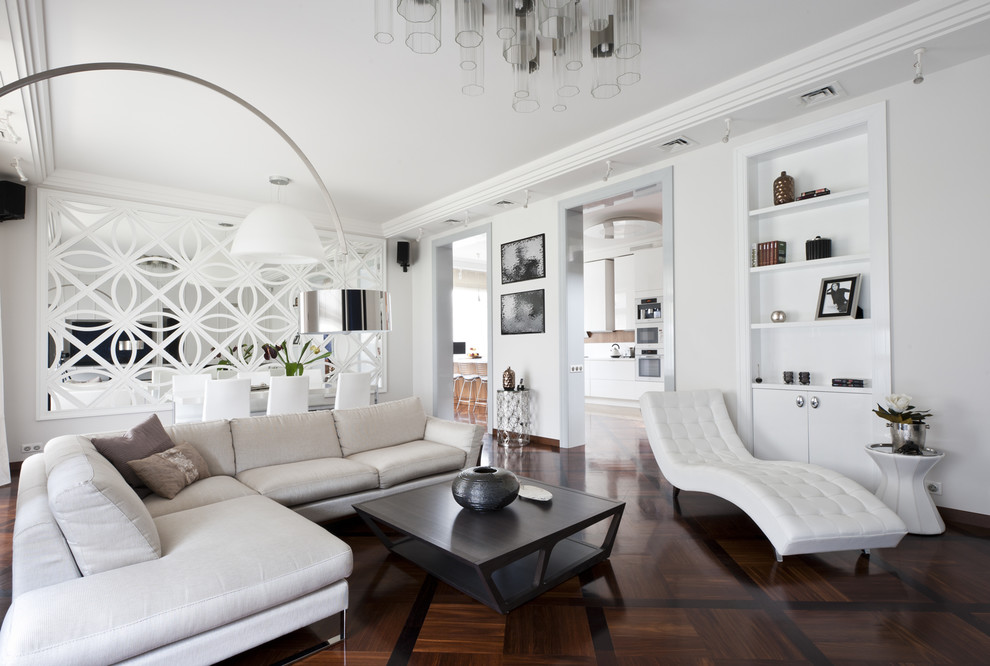 Immagine di un soggiorno minimal con sala formale, pareti bianche e parquet scuro