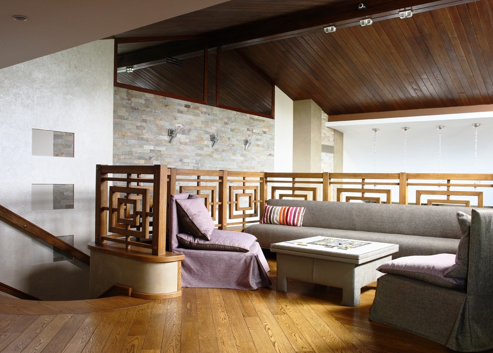 Пример оригинального дизайна: парадная, двухуровневая гостиная комната в современном стиле с светлым паркетным полом без камина