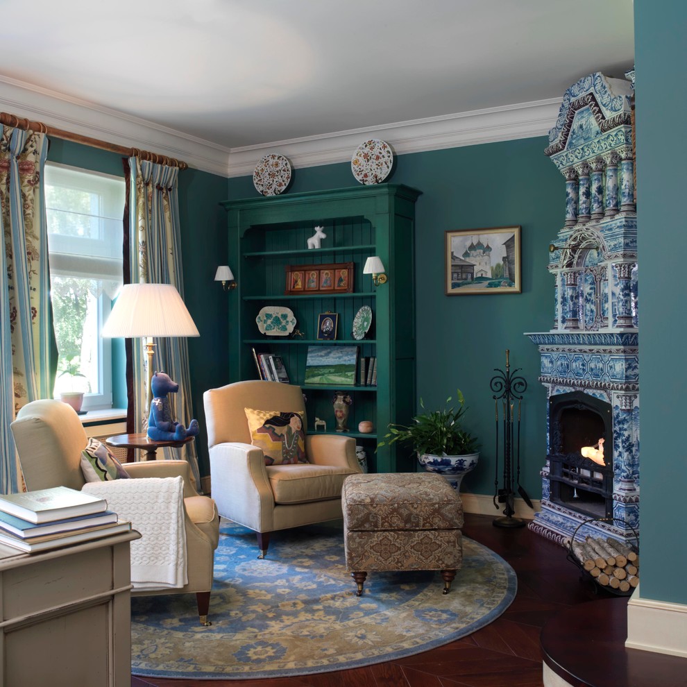 Idee per un soggiorno chic con sala formale, camino ad angolo, cornice del camino piastrellata e pareti blu