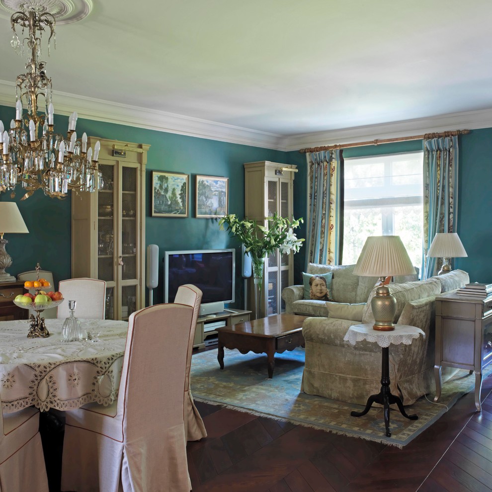 Стильный дизайн: гостиная комната в классическом стиле с тюлем на окнах - последний тренд