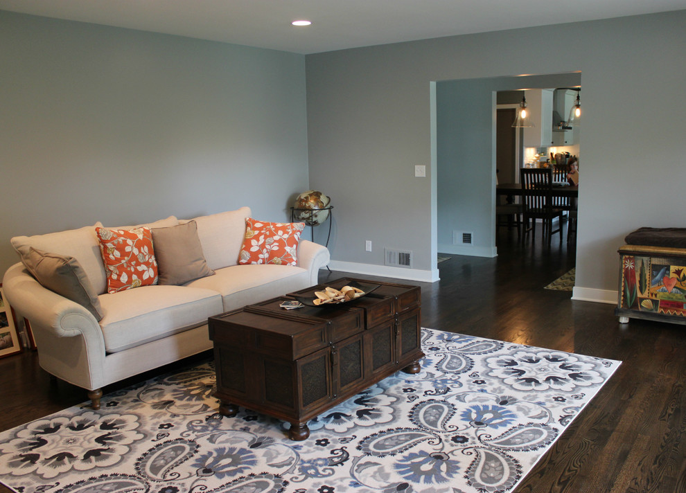 Стильный дизайн: открытая гостиная комната среднего размера в стиле модернизм с синими стенами и темным паркетным полом - последний тренд