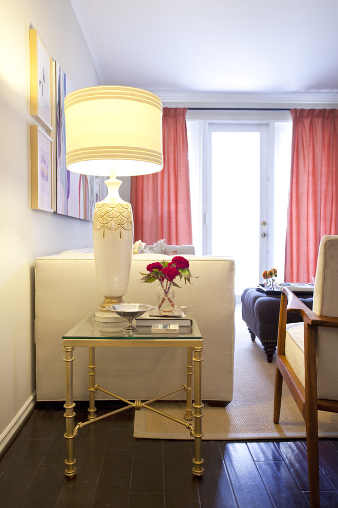 Immagine di un soggiorno contemporaneo con pareti beige e tappeto