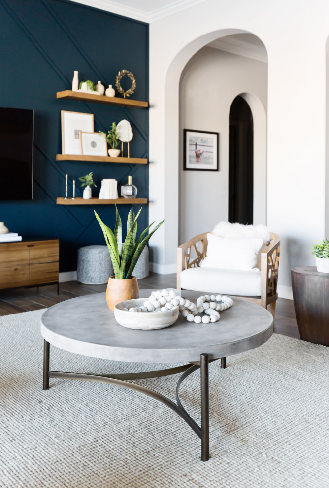 На фото: открытая гостиная комната среднего размера в стиле фьюжн с синими стенами, телевизором на стене и коричневым полом