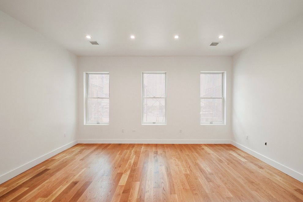 Ejemplo de salón actual con suelo de madera en tonos medios