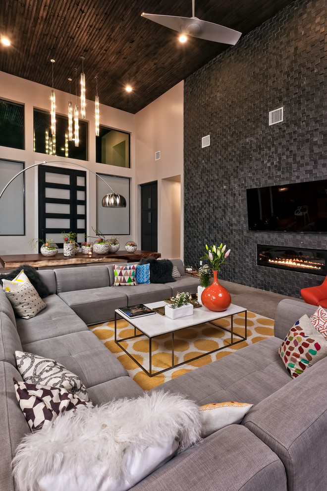 Idee per un soggiorno minimal di medie dimensioni con pareti grigie e pavimento in gres porcellanato