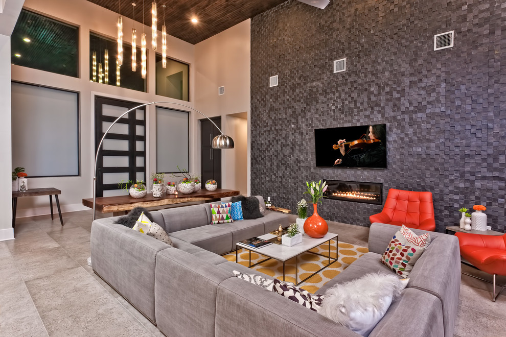 Стильный дизайн: открытая, парадная гостиная комната среднего размера в современном стиле с серыми стенами, полом из керамогранита, горизонтальным камином, фасадом камина из плитки и телевизором на стене - последний тренд